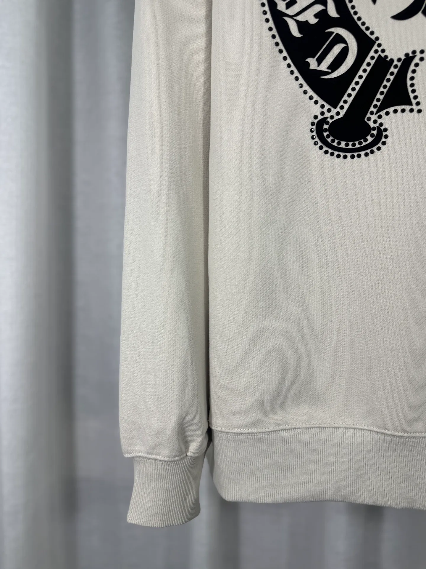 P340 top version, real shot without P, ​​different from market currency) 𝗖𝗵𝗿𝗼𝗺𝗲 𝗛𝗲𝗮𝗿𝘁𝘀/Cro Heart 2025 washed and burned flower patch embroidered autumn and winter new original single counter American hollow patch 3D couple casual cardigan sweatshirt 👑The highest version! Customized fabric 480g tripe terry fabric! American acid-washed and distressed original fabric, laser burning + patch embroidery, exquisite embroidery of letters! The best-selling model in the counter, very comfortable to wear. Accessories: original molded and authenticated collar label➕100% silk wash label. Genuine purchase-grade original hangtag➕matching hanging rope➕3D hanging beads➕original packaging bag. Craftsmanship: The original version has consistent wiring! The highest version of the armhole matching technique! Color: Black Apricot Size: S M L XL Style Number: 25-356